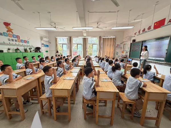 平邑县第四实验小学举行一年级常规训练展演比赛(图2)