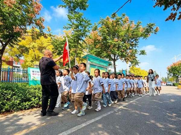平邑县第四实验小学举行一年级常规训练展演比赛(图4)