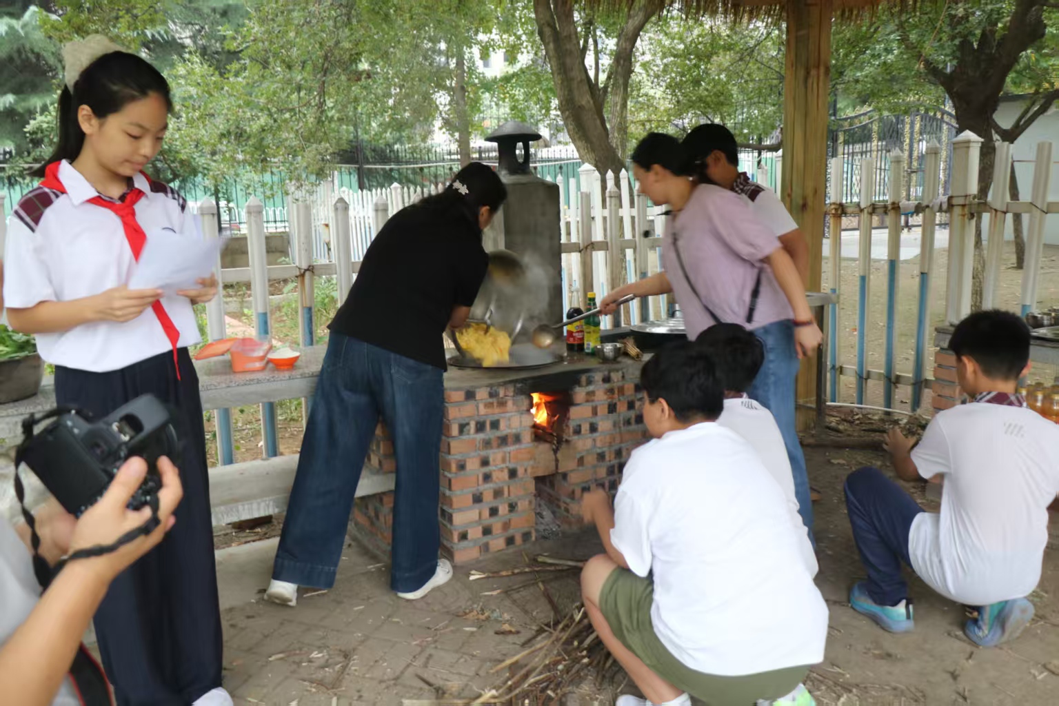 烟火润童心 厨艺促成长——平邑兴蒙学校六年级开展厨艺实践活动(图2)