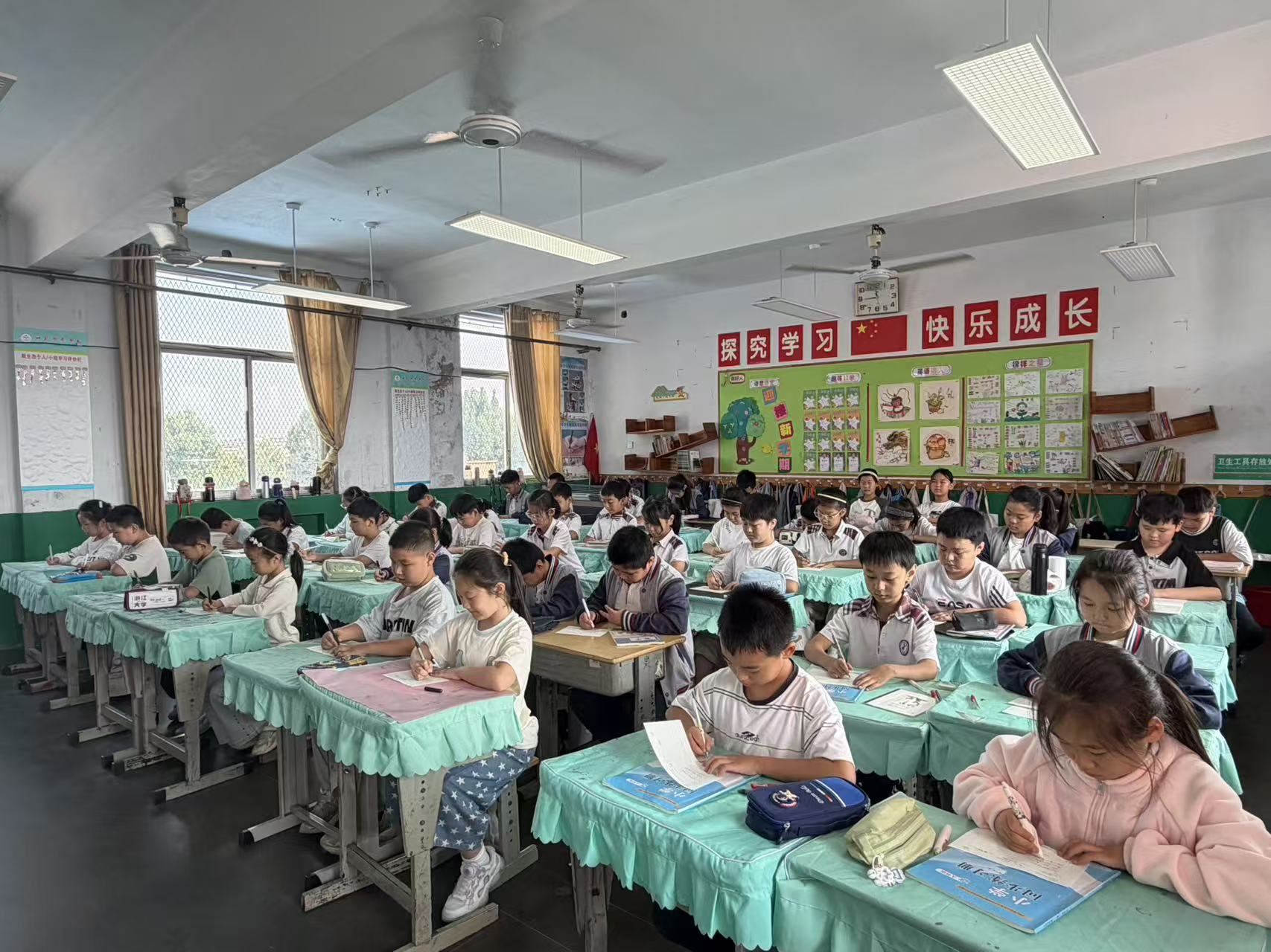 笔落求真 数润心田 ——平邑兴蒙学校开展数学书写专项比赛(图1)
