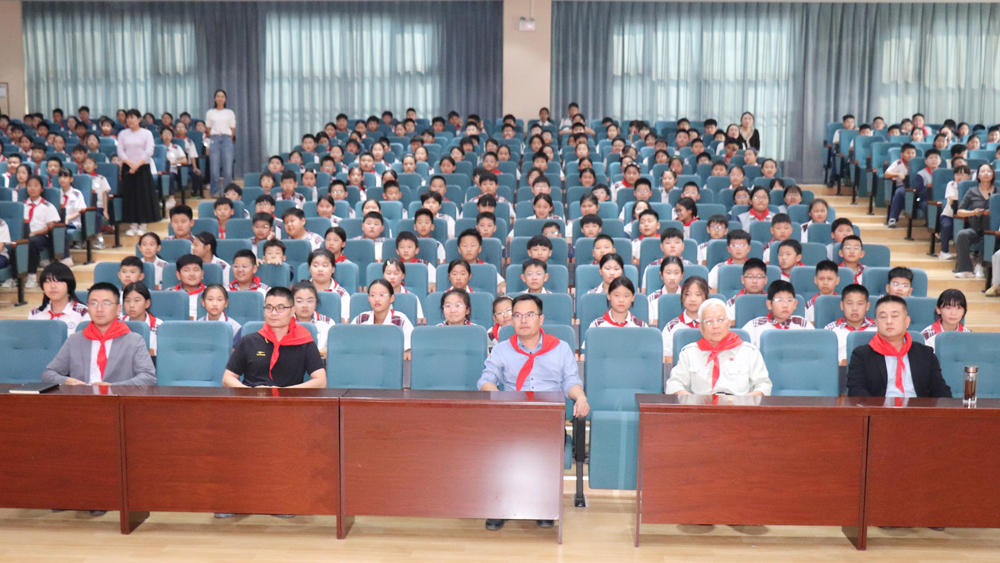 老党员王龙基走进平邑县实验小学第三校区传承红色基因(图1)