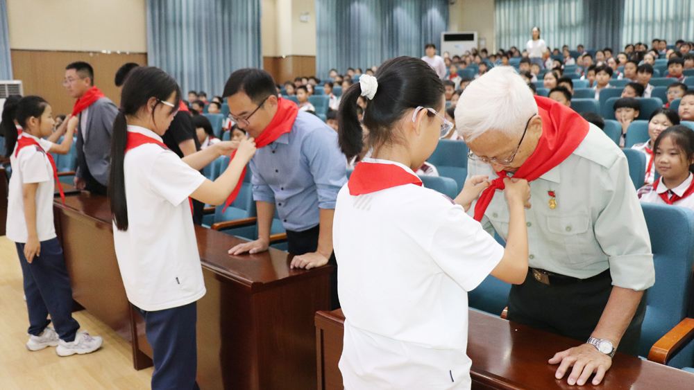 老党员王龙基走进平邑县实验小学第三校区传承红色基因(图2)