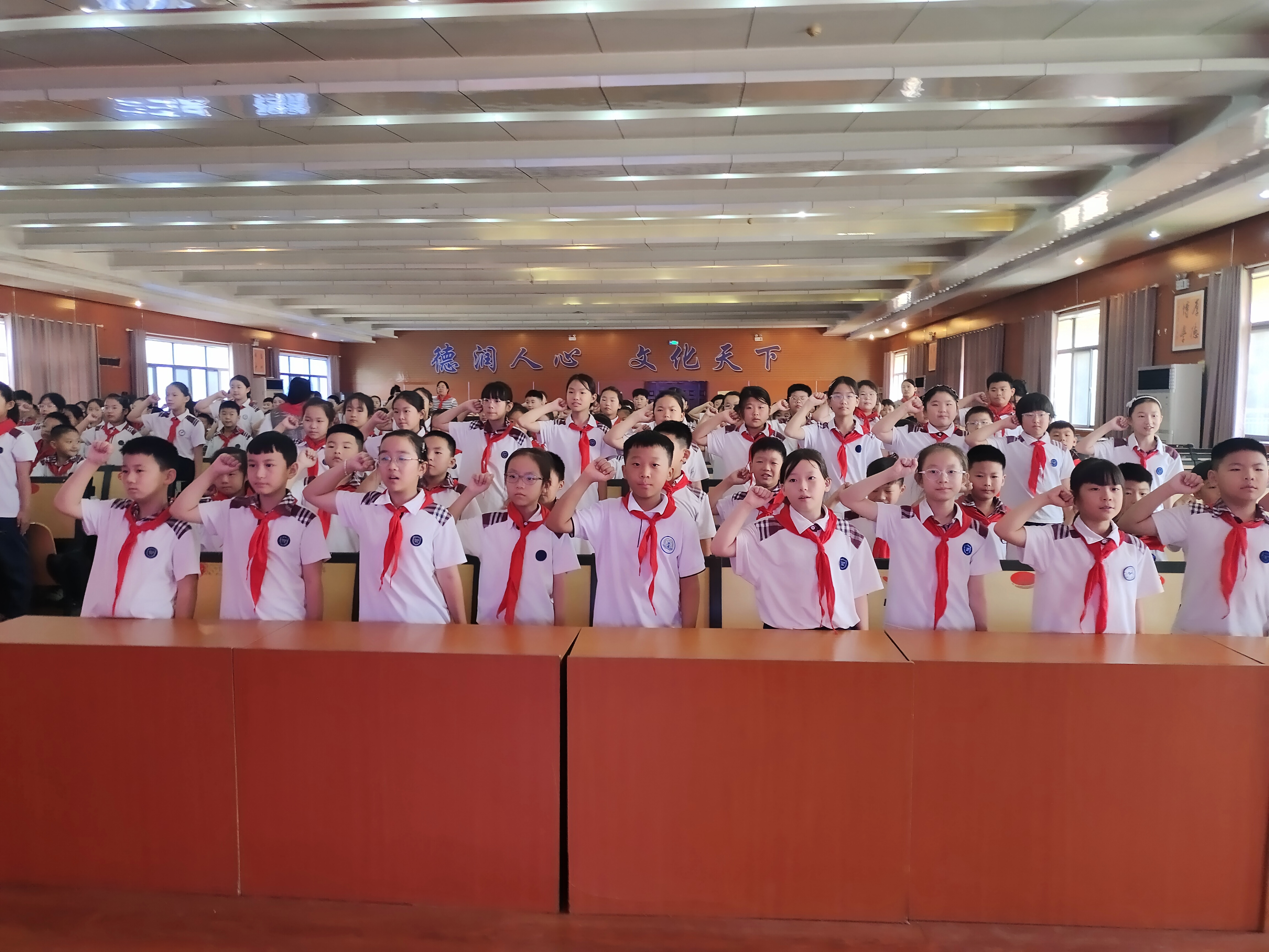 高举队旗跟党走 少年接力新长征——平邑兴蒙学校举行新队员入队仪式(图3)