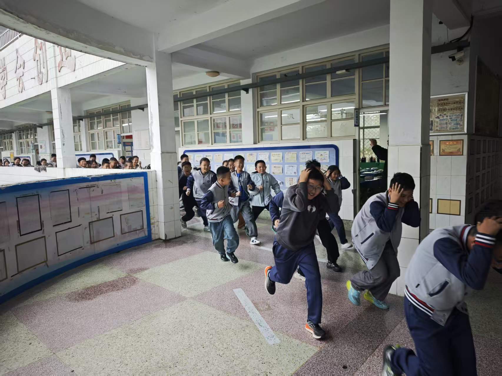以练筑防线 安全践于行——平邑兴蒙学校组织防震应急疏散演练(图1)