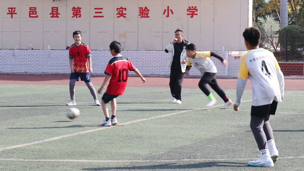 【足球赛事】平邑县第三实验小学“校长杯”激发校园足球热情(图2)